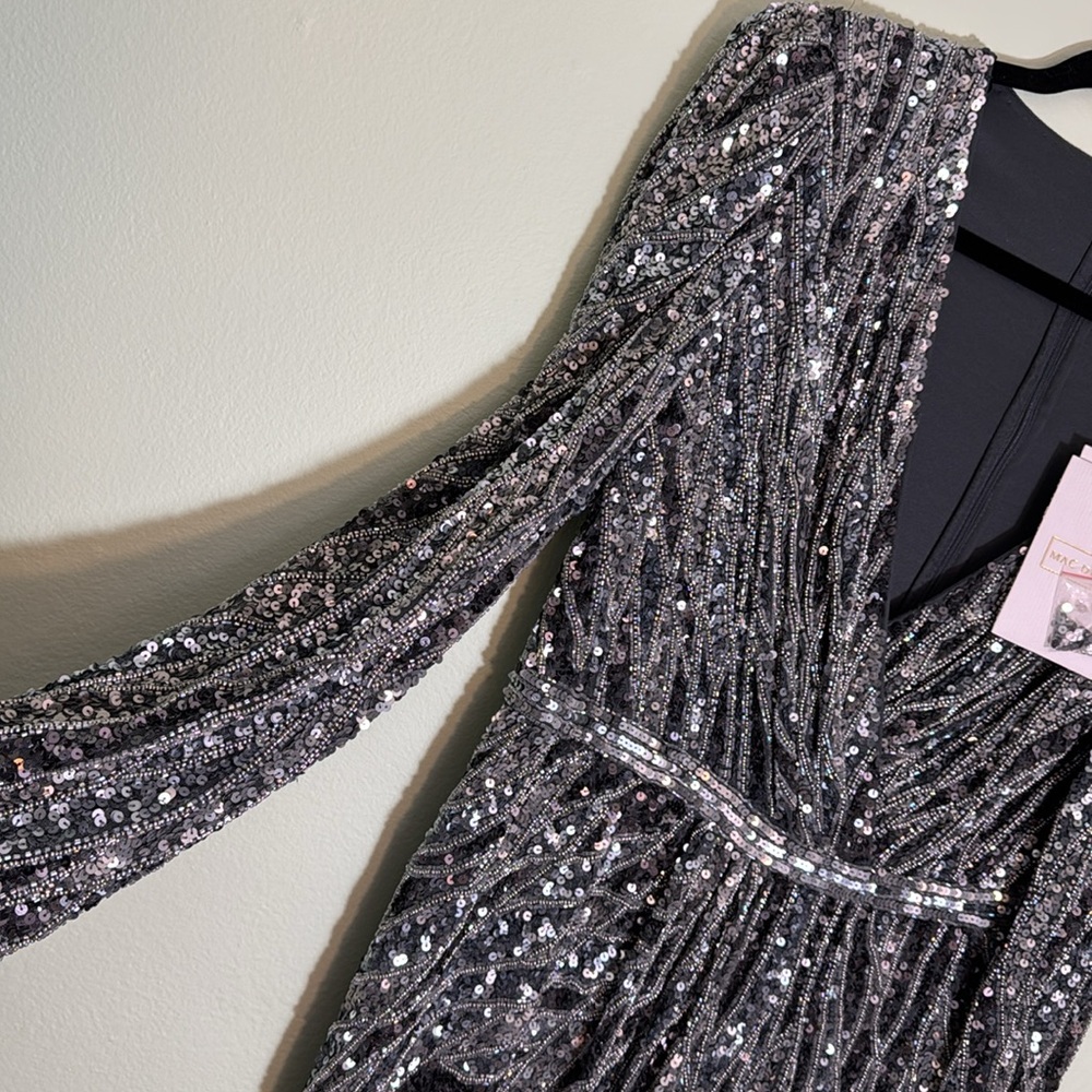 MAC DUGGAL sz 12 silver
Long Sleeve V Neck Beaded Cocktail Dress - Picture 10 of 15